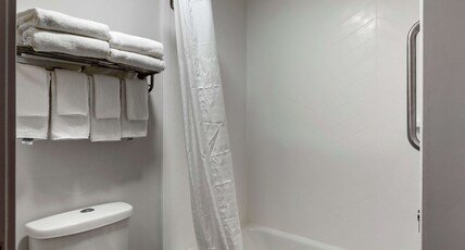 Best Western Executive Inn Room Type - Accessible - 2 Queen, Mobility Accessible, Bathtub, Microwave And Refrigerator, Wi-Fi, Non-Smoking, Best Western Executive Inn Room Type - Accessible - 2 Queen, Mobility Accessible, Bathtub, Microwave And Refrigerator, Wi-Fi, Non-Smoking,