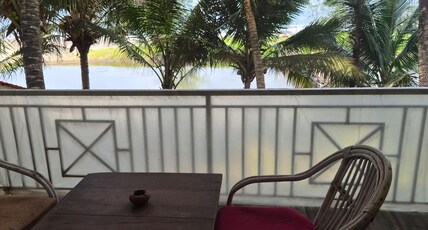 Chique Shanti Resort Room Type - Sea front deluxe room with balcony