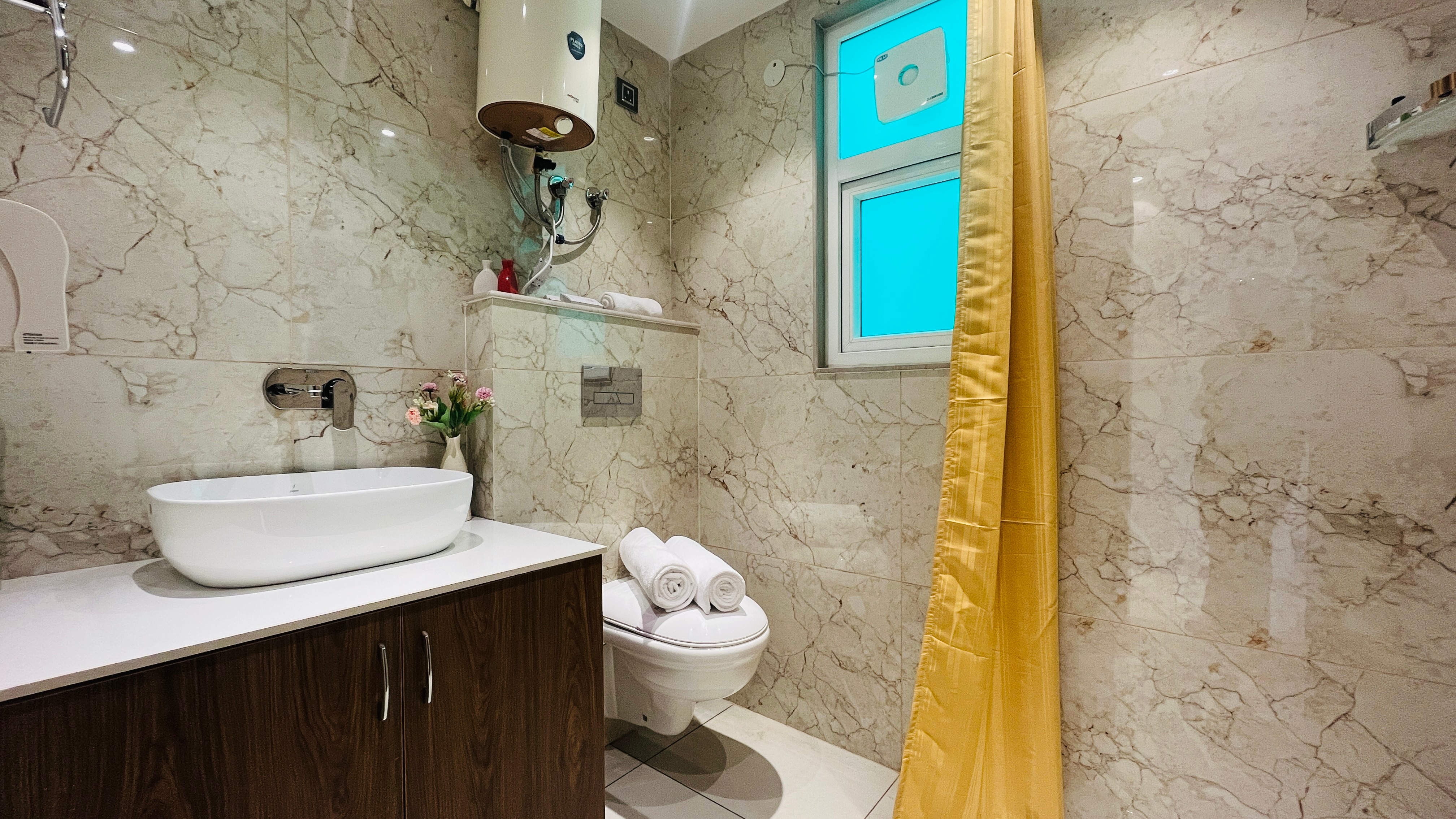 BluO 1BHK Suite - Balcony, Lift, Gym, Parking, TT - Tap to explore photos