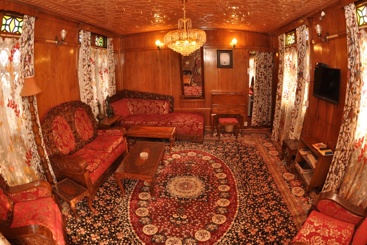 Peace of Mind Group of Houseboats - Tap to explore photos