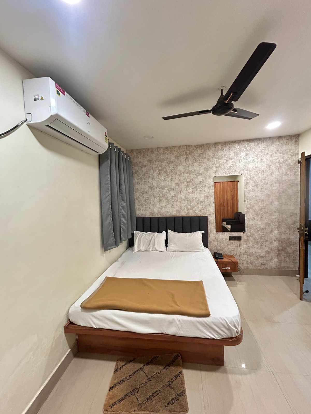 HOTEL WELCOME - Tap to explore photos