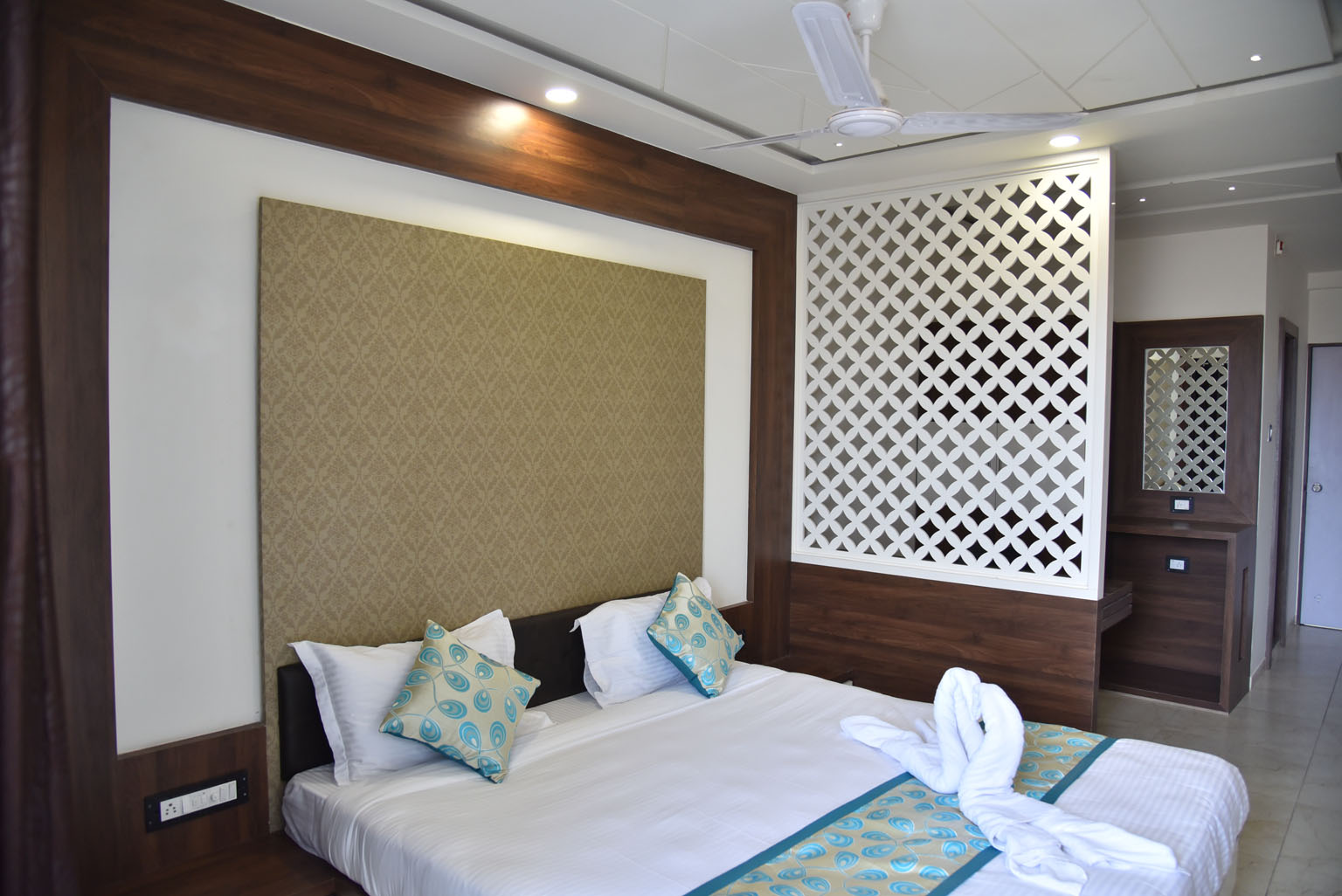 HOTEL SAVERA INN - Tap to explore photos