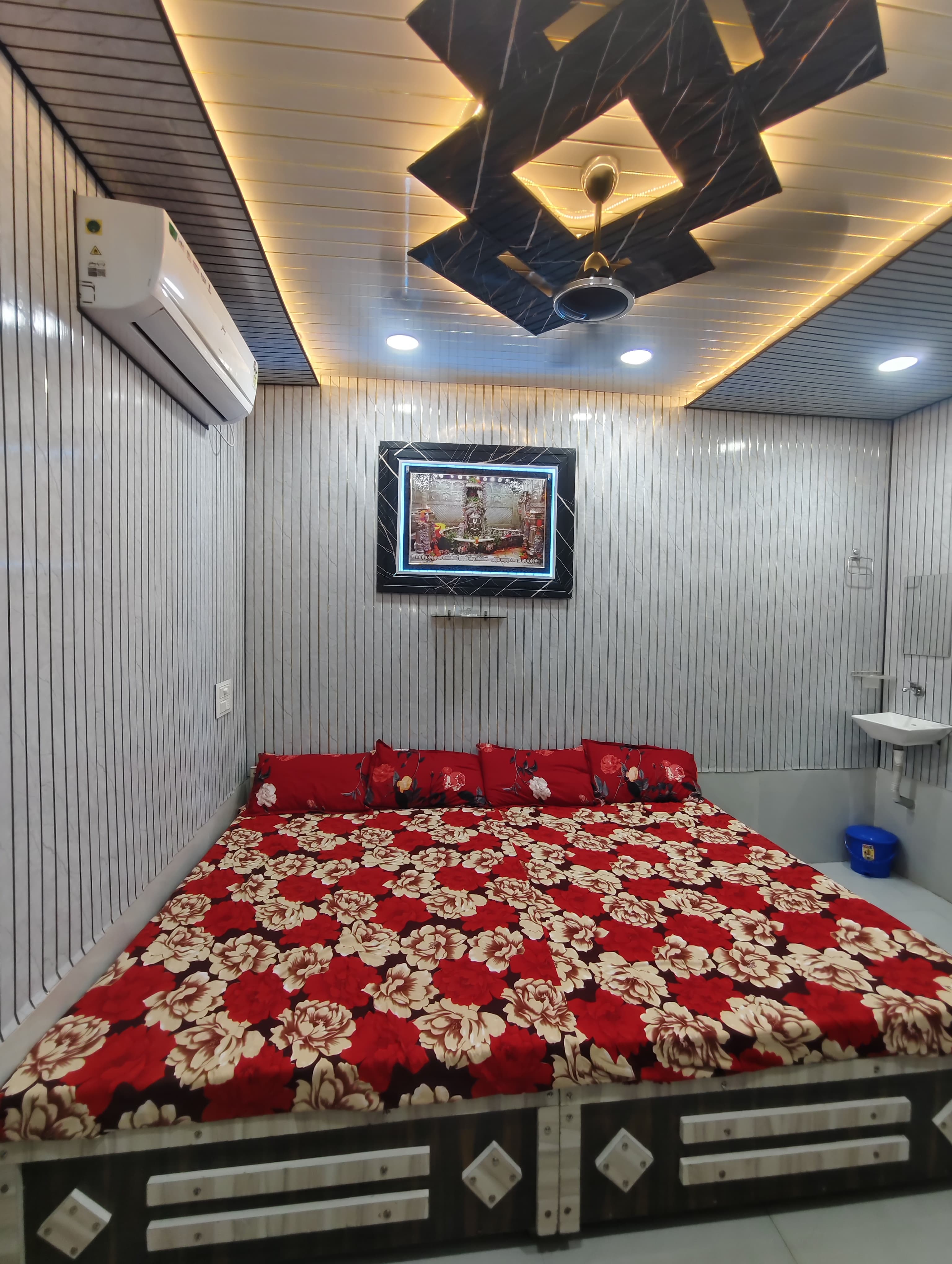 Radhe Krishna Guest House - Tap to explore photos