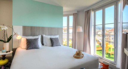 Ibis Styles Nice Centre Gare Room Type - Terrace Room with a double bed and city view