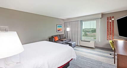 Hampton Inn Gardner Convention Center Room Type - KING ROOM W  FRIDGE NS
