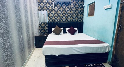 Virat paying guest house Room Type - Deluxe Double Bed Room – Room No. 101 (AC | TV | Geyser)