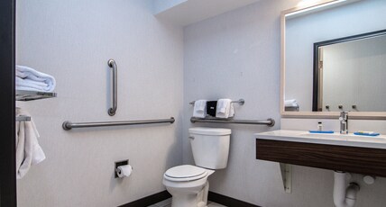 Holiday Inn Express Hotel & Suites Kalispell Room Type - 2 Queen Bds Stndrd Comm Access Roll Shwr