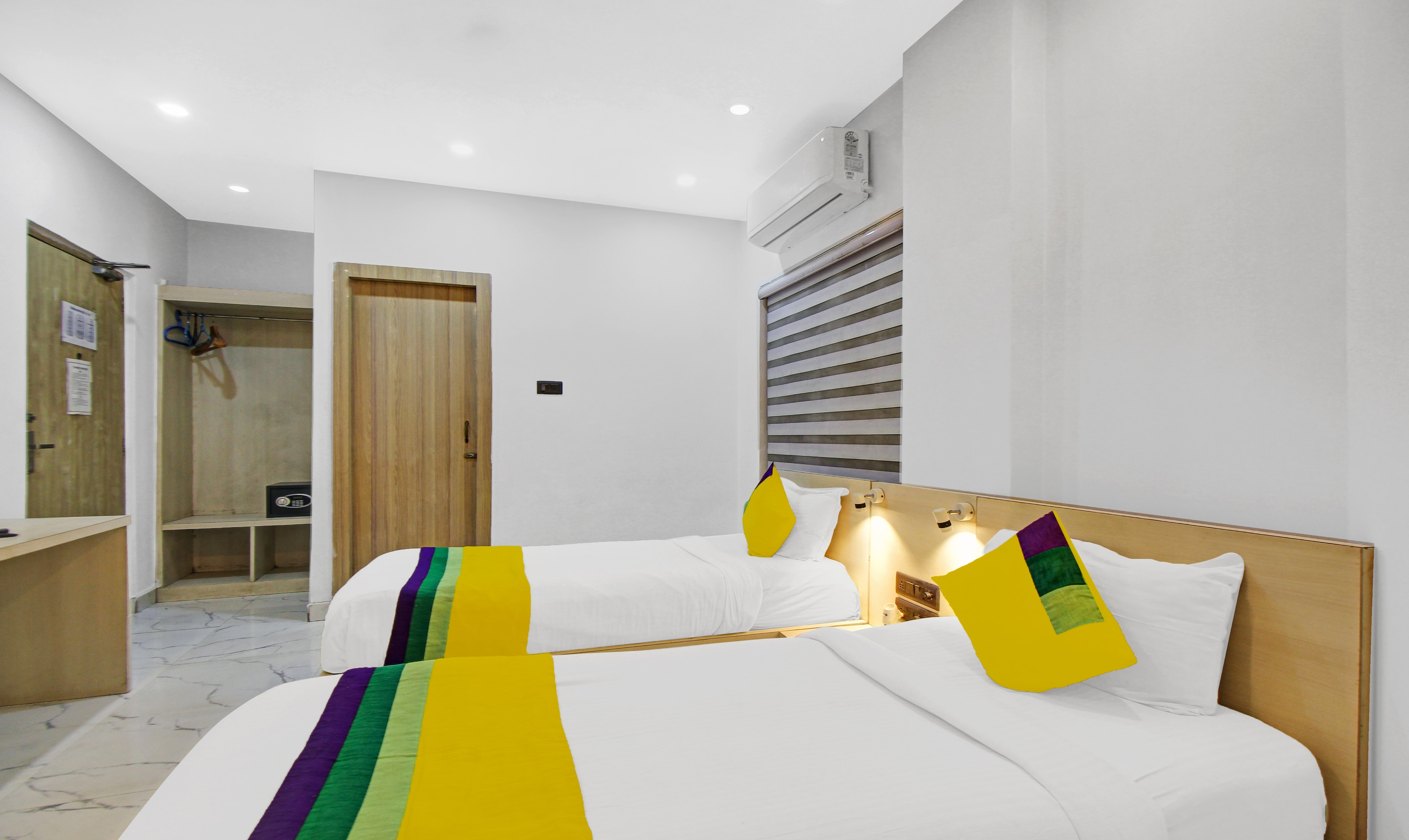 Itsy Hotels Transit Express Near Sealdah Station - Tap to explore photos