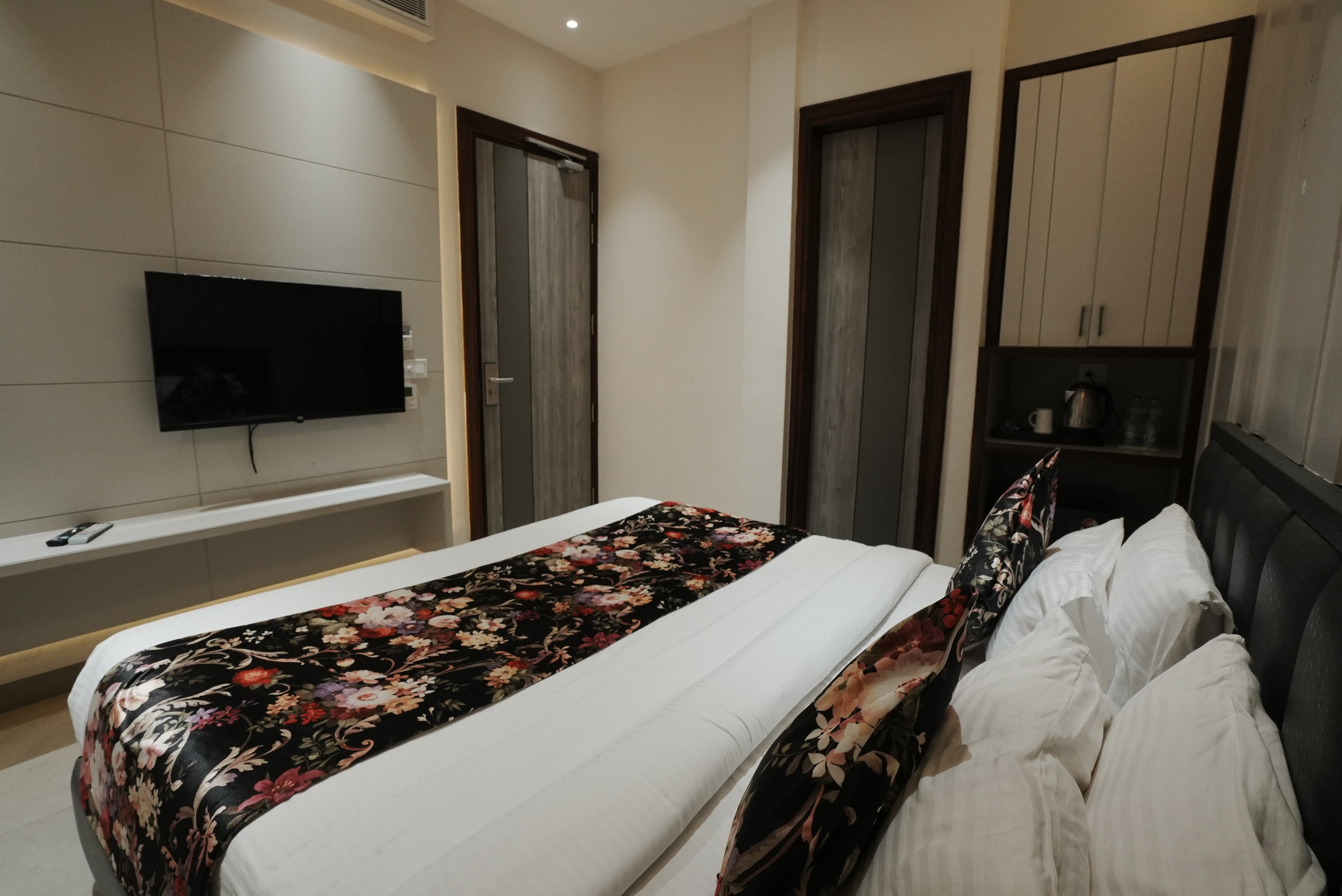 Hotel Moon Inn - Tap to explore photos