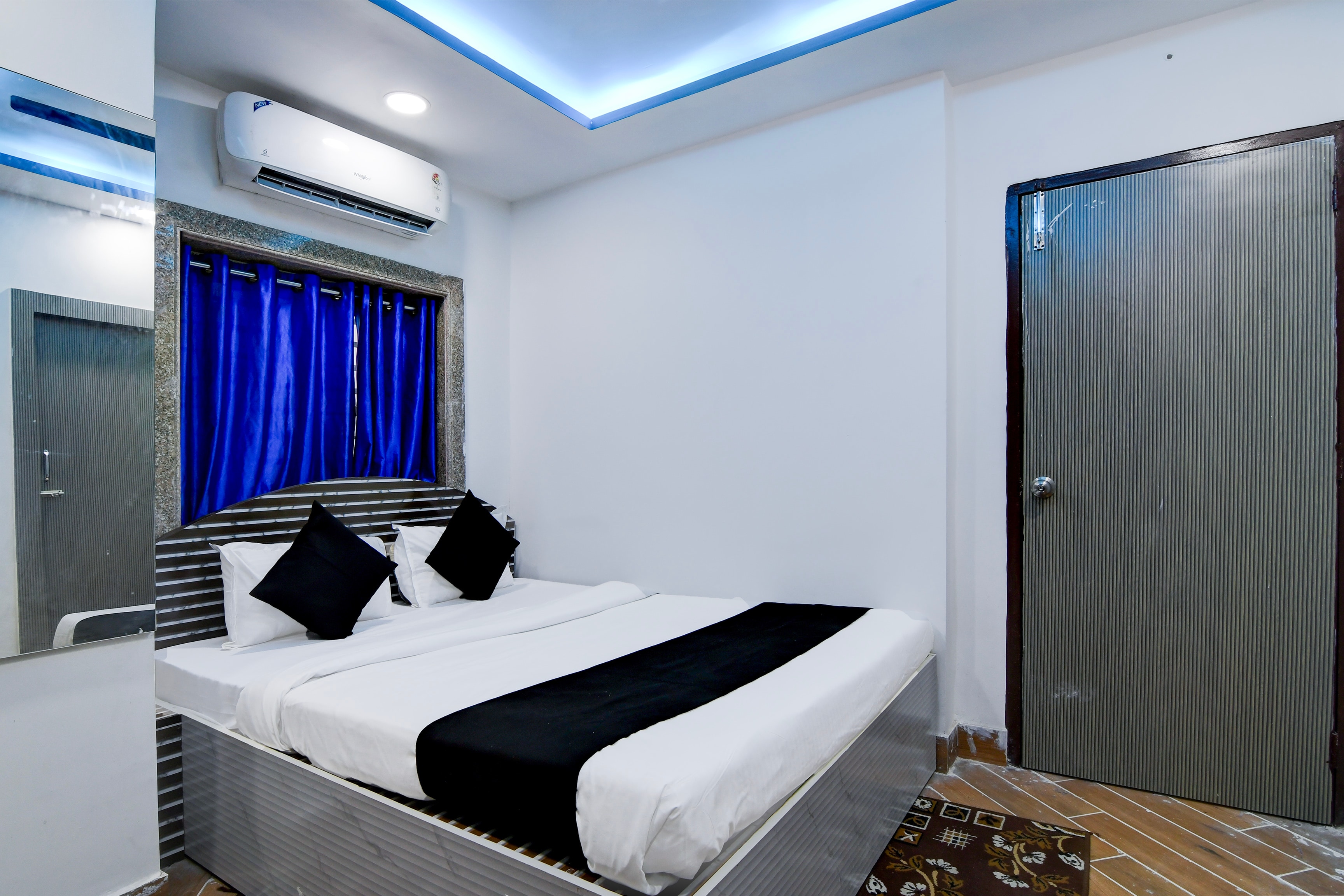 Hotel Dream World - Tap to explore photos