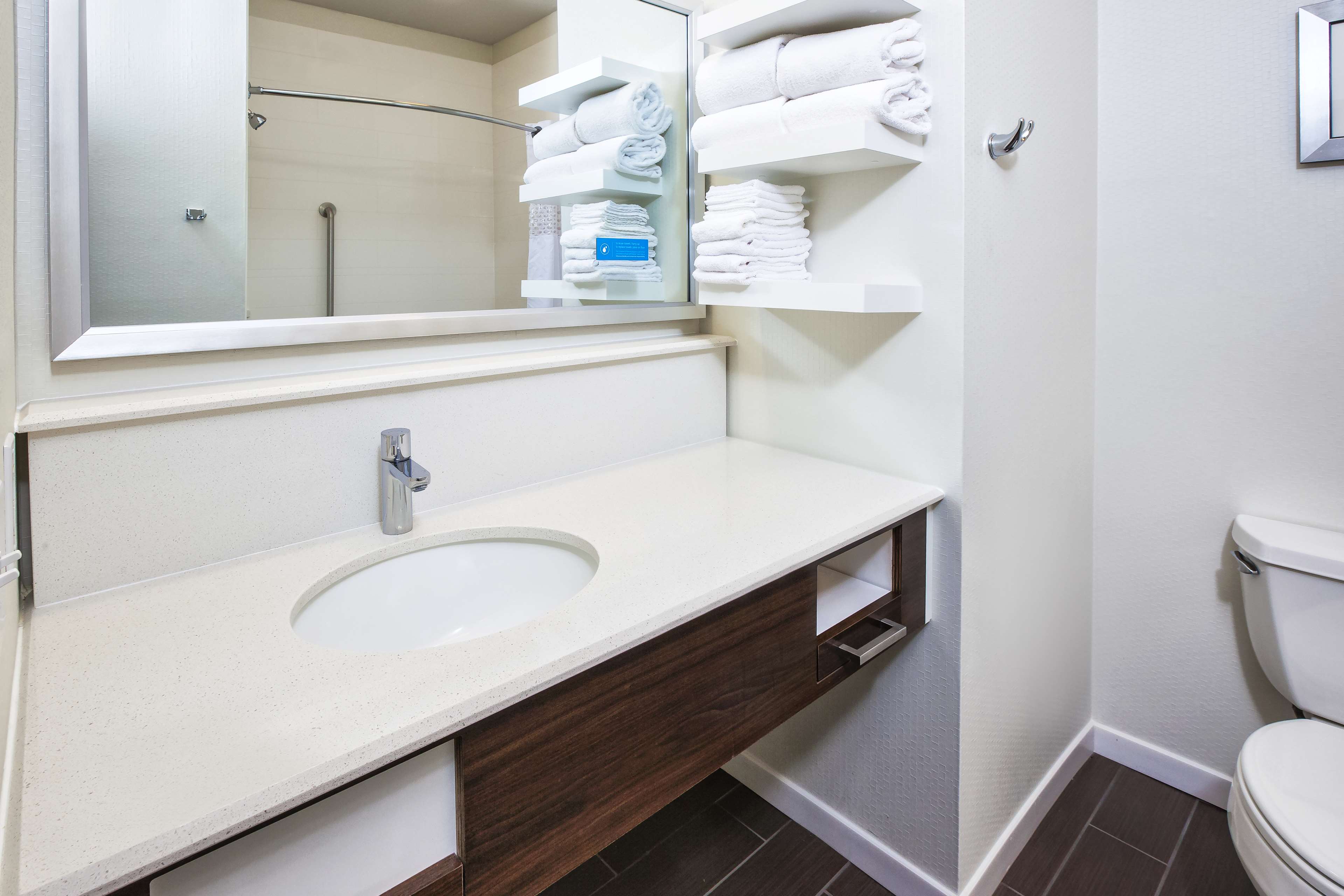 Hampton Inn & Suites by Hilton Los Alamos White Rock - Tap to explore photos
