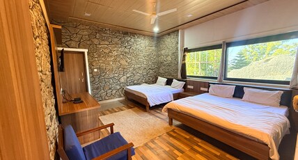 Dev Cottage Room Type - Family Room with Mountain View