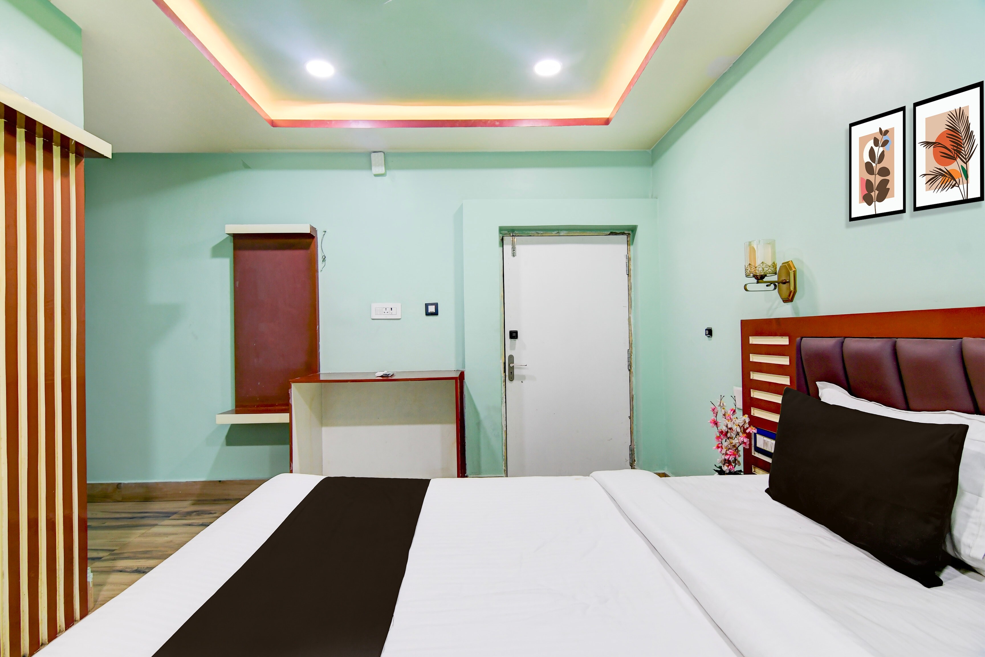 Hotel O GALAXY - Tap to explore photos