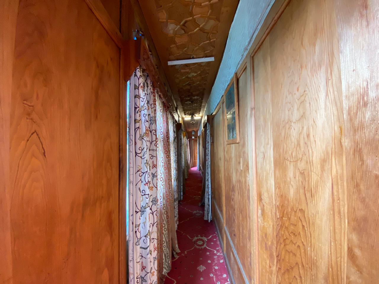 Houseboat Raj Mahal - Tap to explore photos