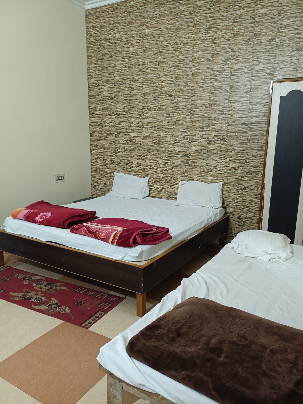 Hotel Chaitanya Inn Sarnath - Tap to explore photos