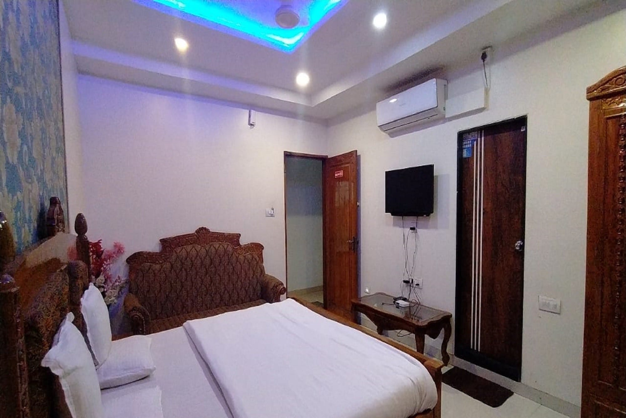 Hotel Shalimar Executive - Tap to explore photos
