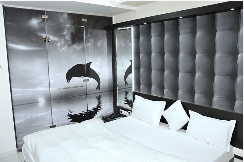 Hotel Paramount Inn - Tap to explore photos