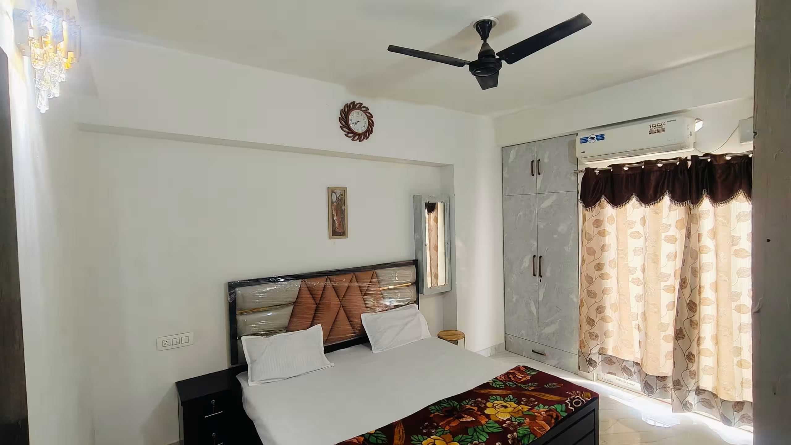Cozy OB Tarini Stay - Tap to explore photos
