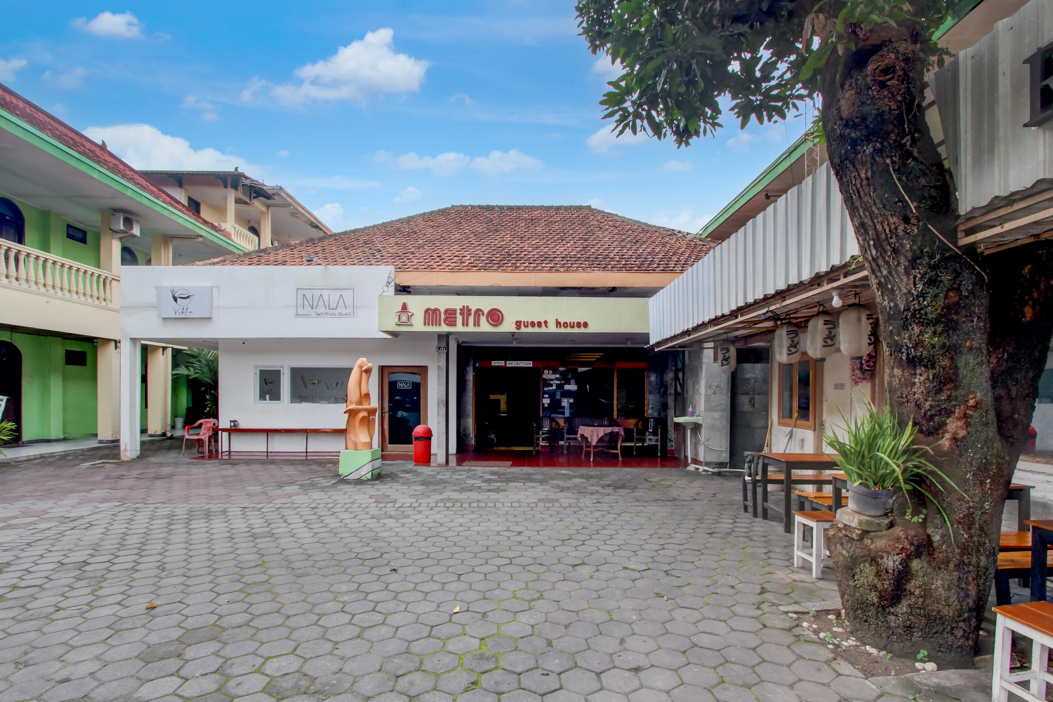 OYO 95140 Metro Guest House - Tap to explore photos