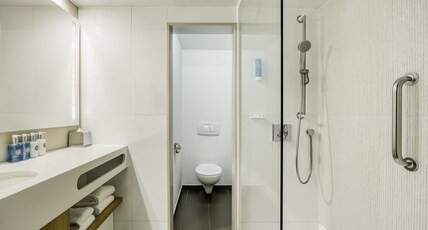 Crowne Plaza Bruges Room Type - 1 Queen Standard