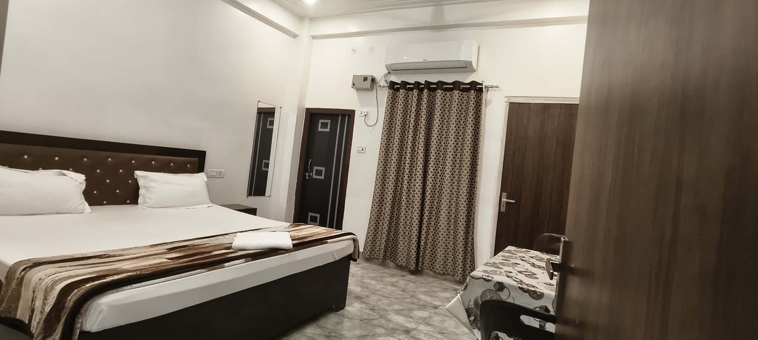 Saryu Guest House - Tap to explore photos