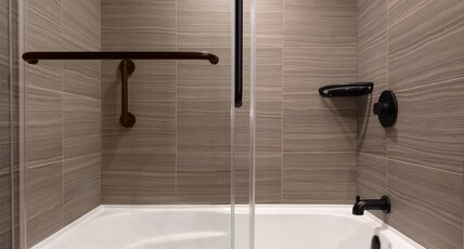 DoubleTree by Hilton West Kelowna Room Type - 2 QUEEN BEDS WITH BATHTUB