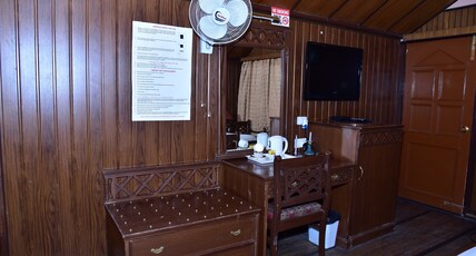 Snow King Retreat - The Heaven Room Type - Villa with One Double Bed For 2 Pax with Swing  Lawn Mountain View