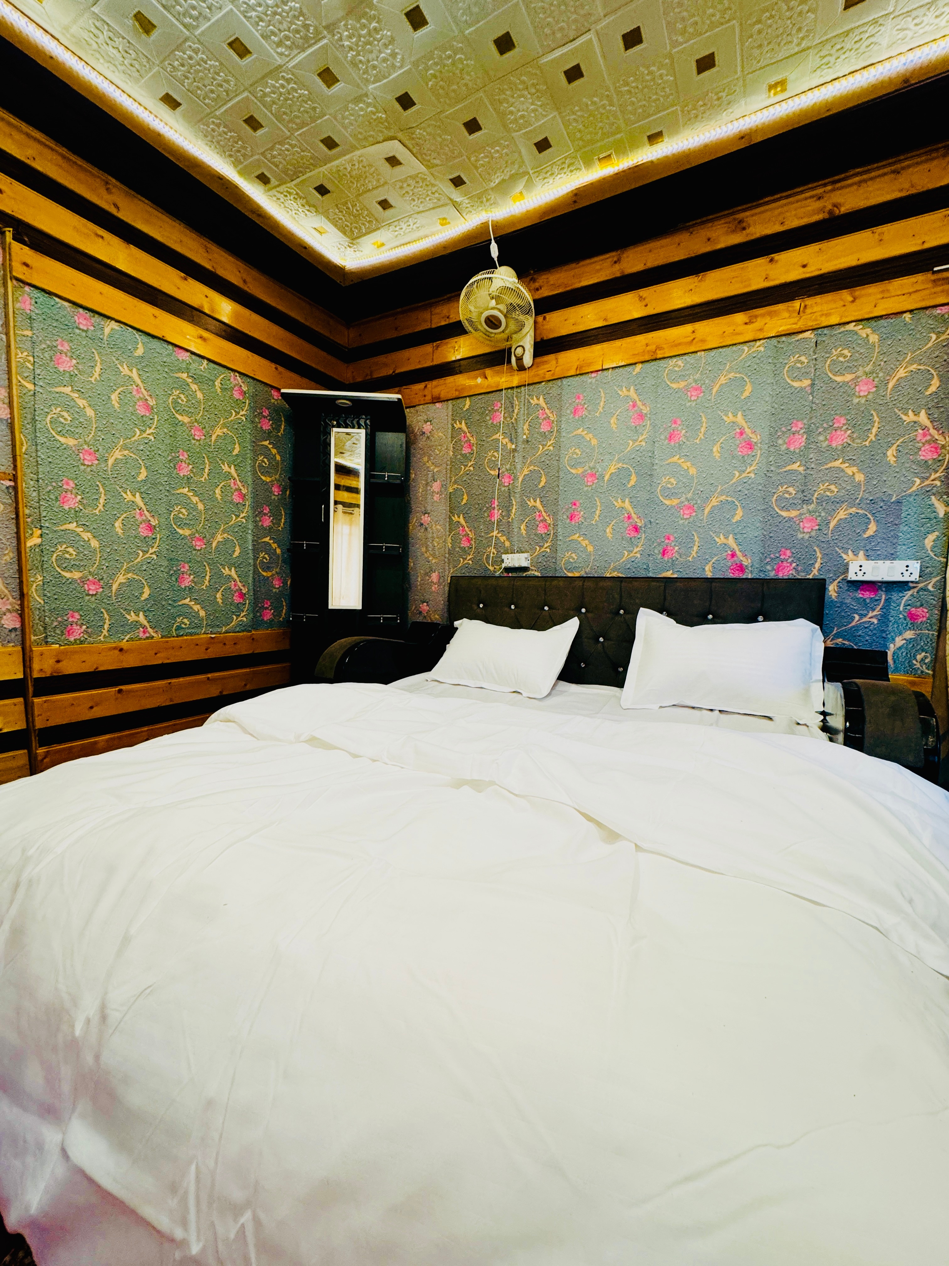The Riverwood Resort Gulmarg - Tap to explore photos