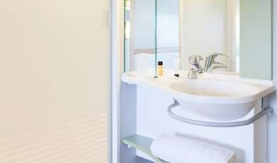 ibis budget Edinburgh Park Room Type - Triple room with a double bed and a bunk bed ibis budget Edinburgh Park Room Type - Triple room with a double bed and a bunk bed