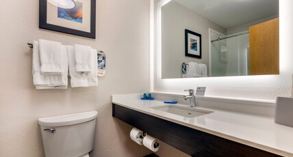 Holiday Inn Express Metropolis, an IHG Hotel Room Type - 2 Queen Beds Standard