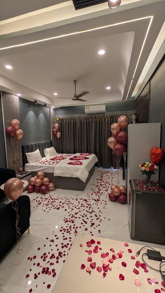 Cozy Sunset Stay | Couple Friendly Studio | City View Gaur City - Tap to explore photos