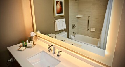 Hilton Atlanta Northeast Room Type - 1 KING BED DELUXE ROOM