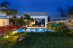 The Garden Stay by StayJade | Private Pool | Huge Lawn | Bangalore-Chennai NH
