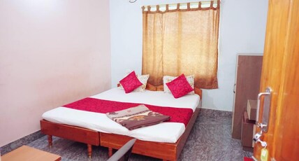 Alaka Guest House Room Type - Deluxe Non Ac Room