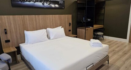 Park Inn By Radisson Melbourne Carlton Room Type - Premium Room with Balcony
