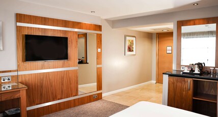DoubleTree by Hilton Milton Keynes Room Type - KING CORNER ROOM