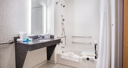 Holiday Inn Express WISCONSIN DELLS Room Type - 1 Full Bed Standard Mobil Access Tub