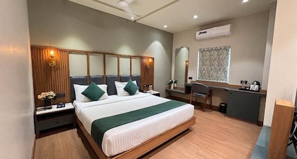 HOTEL SANKALP Room Type - Presidential suite Room With Bath tub HOTEL SANKALP Room Type - Presidential suite Room With Bath tub