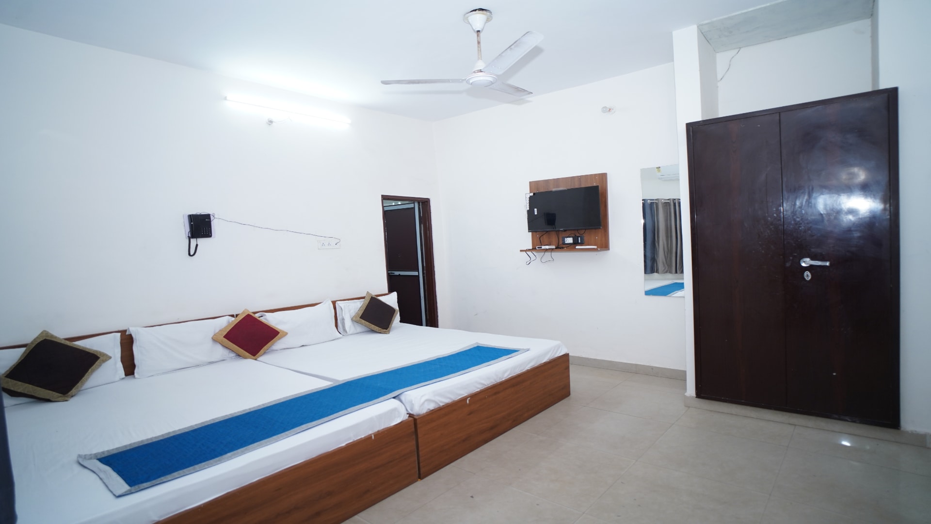 Hotel Apoorv - Near Jaipur Railway Station - Tap to explore photos