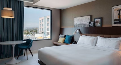 Hilton Buena Park Room Type - 1 KING 1BDRM STE POOL VIEW
