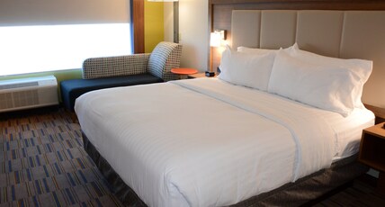 Holiday Inn Express & Suites PITTSBURGH - MONROEVILLE Room Type - 1 King Suite Sofa Bed Communications Accessible