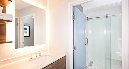 Staybridge Suites DENVER NORTH - THORNTON Room Type - 1 King Studio Suite Mobil Accessible Tub