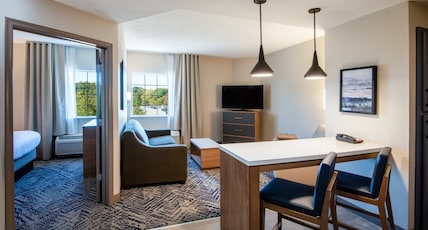 Candlewood Suites MANASSAS, an IHG hotel Room Type - 1 Bdrm Ste Queen Bed And Sofabed Kitchen
