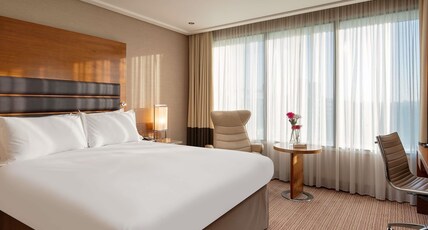 Sofitel London Heathrow Hotel Room Type - Classic Room, Queen size Bed