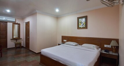 Hotel Grand Seasons Room Type - Deluxe Room AC