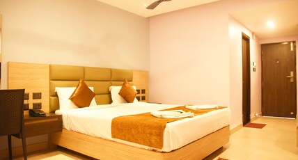 Hotel Om International Room Type - Deluxe AC King Bed