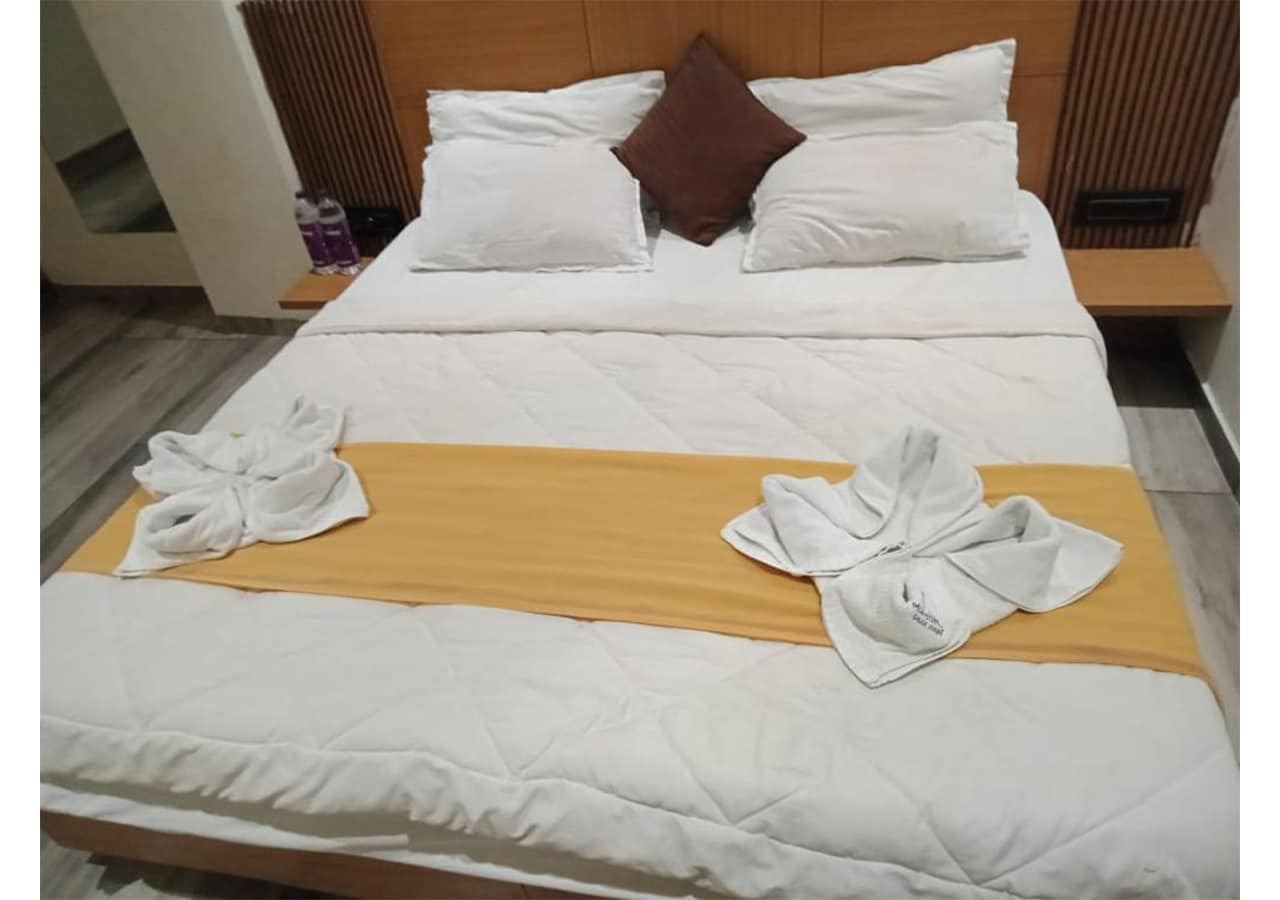 Shree Murlidhar Guest house kamrej - Tap to explore photos