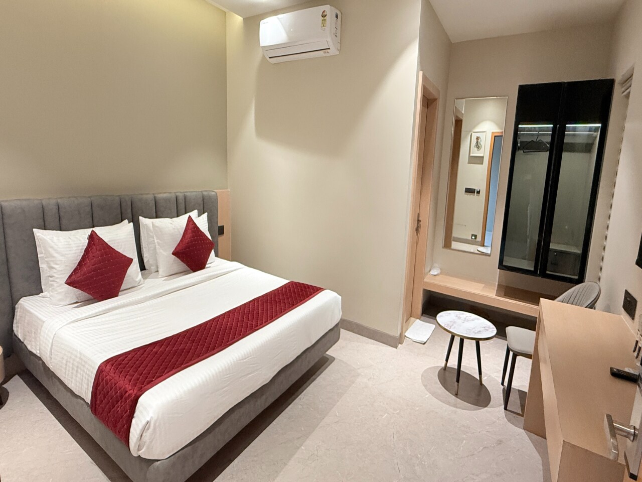 THE RED OAK HOTEL, Near AIIMS - Tap to explore photos