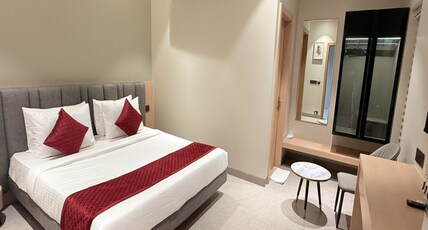 THE RED OAK HOTEL, Near AIIMS Room Type - Executive King Bed Room