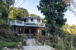 Sariya Pani, A British Estate 2BR by Homeyhuts